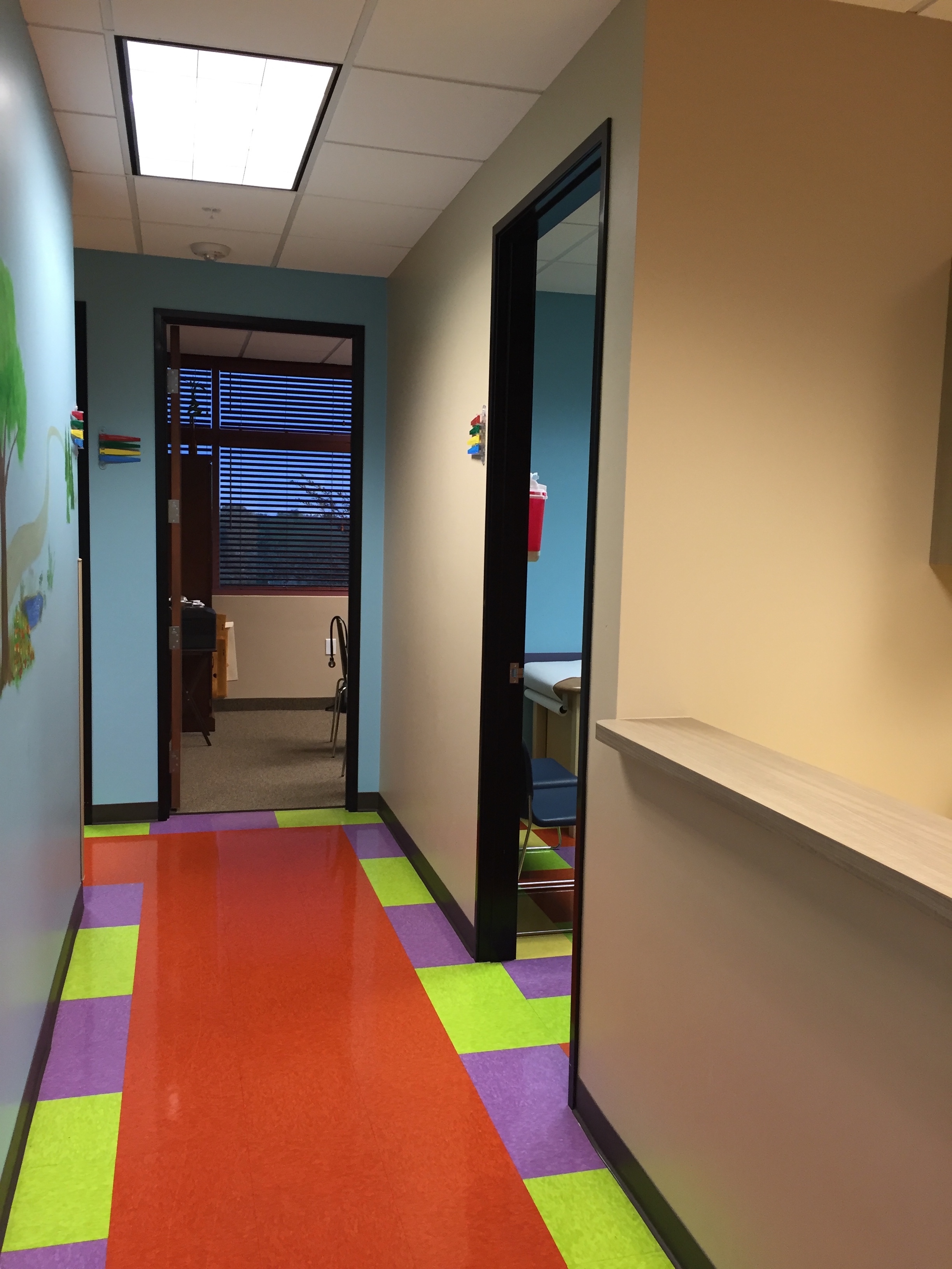 An image of the Bright Horizons Pediatrics hallway with colorful flooring pattern.